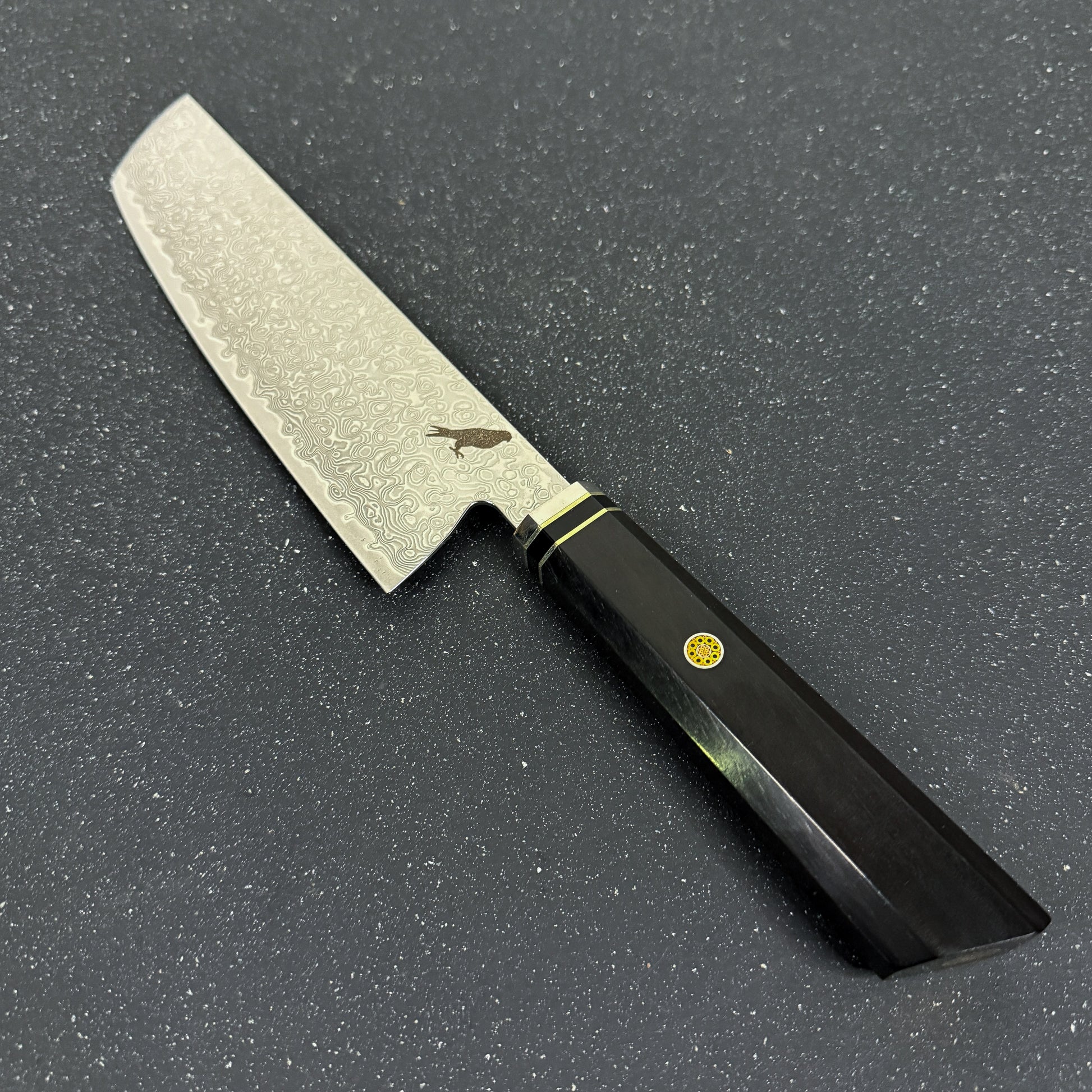 Cuchillo japonés Nakiri Rauka Tora con hoja de acero Damasco y mango de ébano, ideal para vegetales en cocina profesional