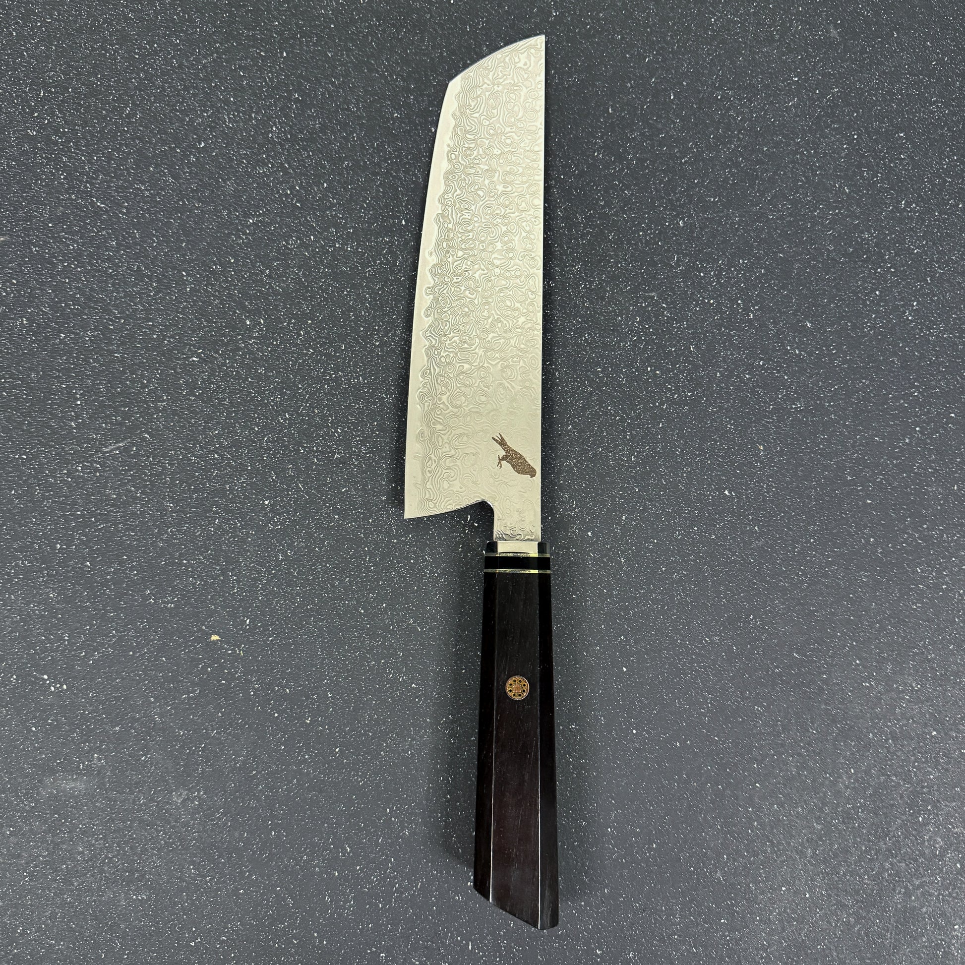 Cuchillo japonés Nakiri Rauka Tora con hoja de acero Damasco y mango de ébano, ideal para vegetales en cocina profesional