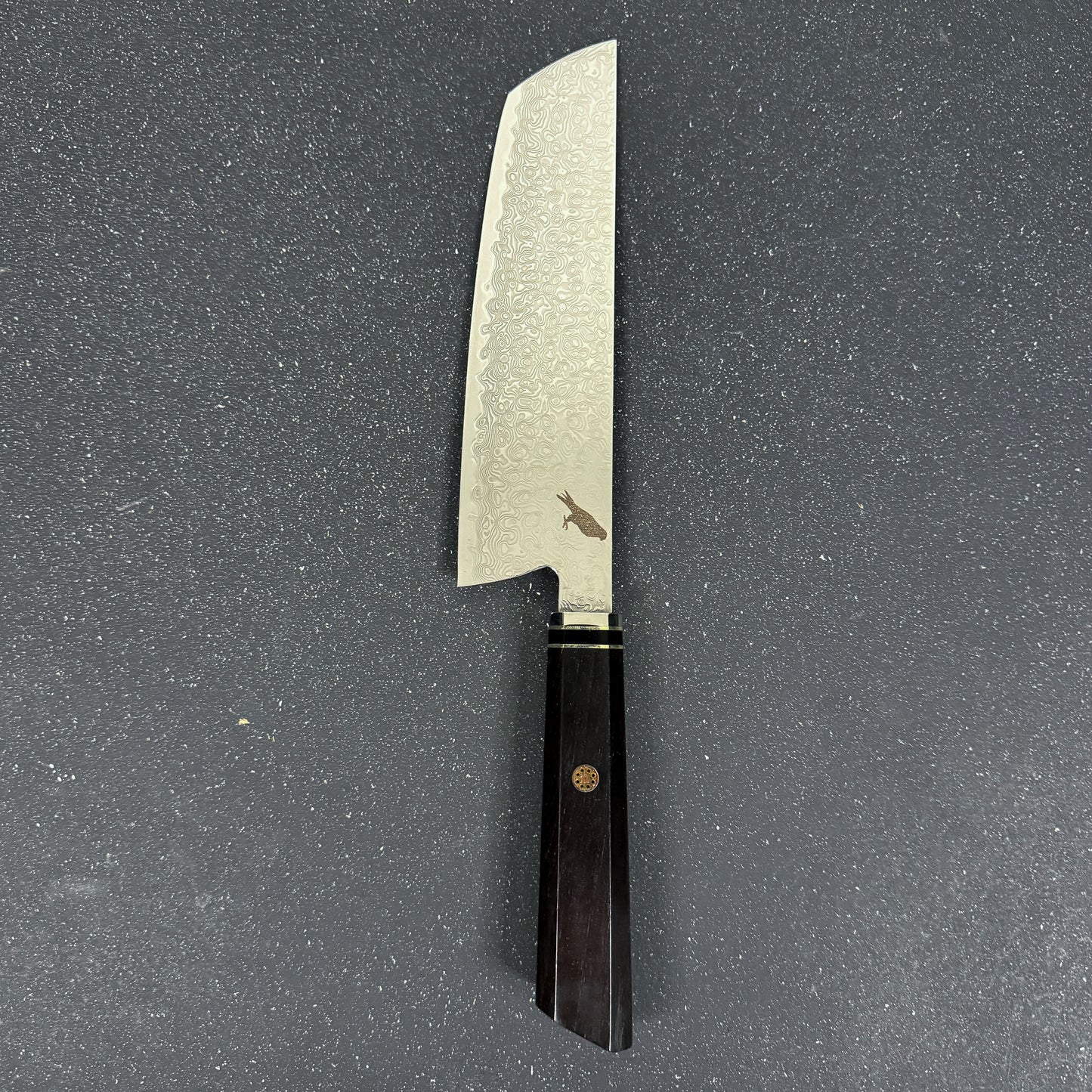 Cuchillo japonés Nakiri Rauka Tora con hoja de acero Damasco y mango de ébano, ideal para vegetales en cocina profesional