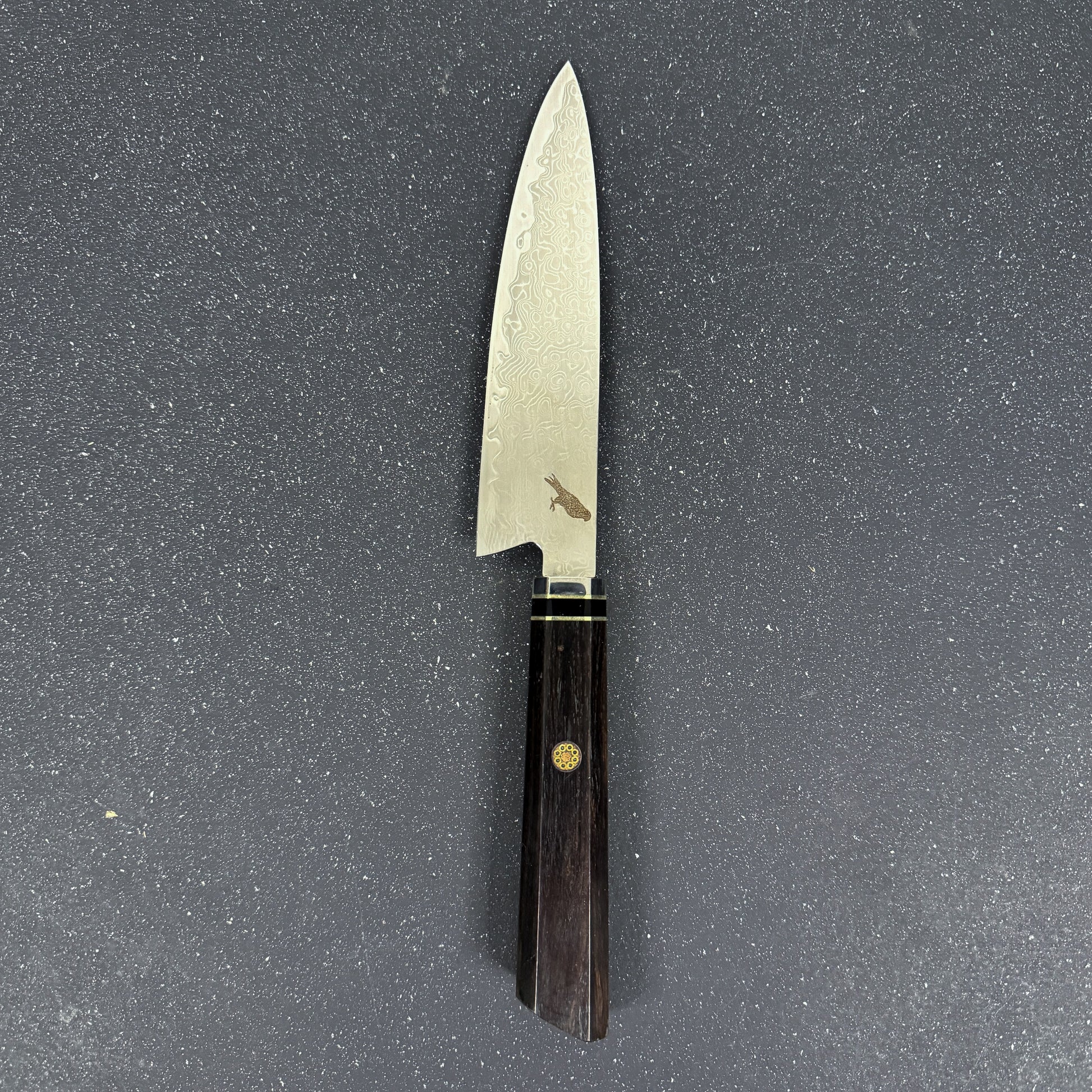 Cuchillo japonés Paring Rauka Iwa con hoja de acero Damasco y mango de ébano, ideal para cortes pequeños y precisos