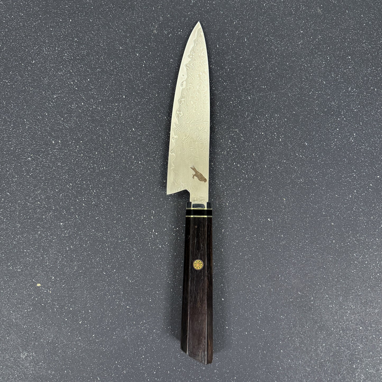 Vista completa del Cuchillo Puntilla Damasco 27cm "Iwa"