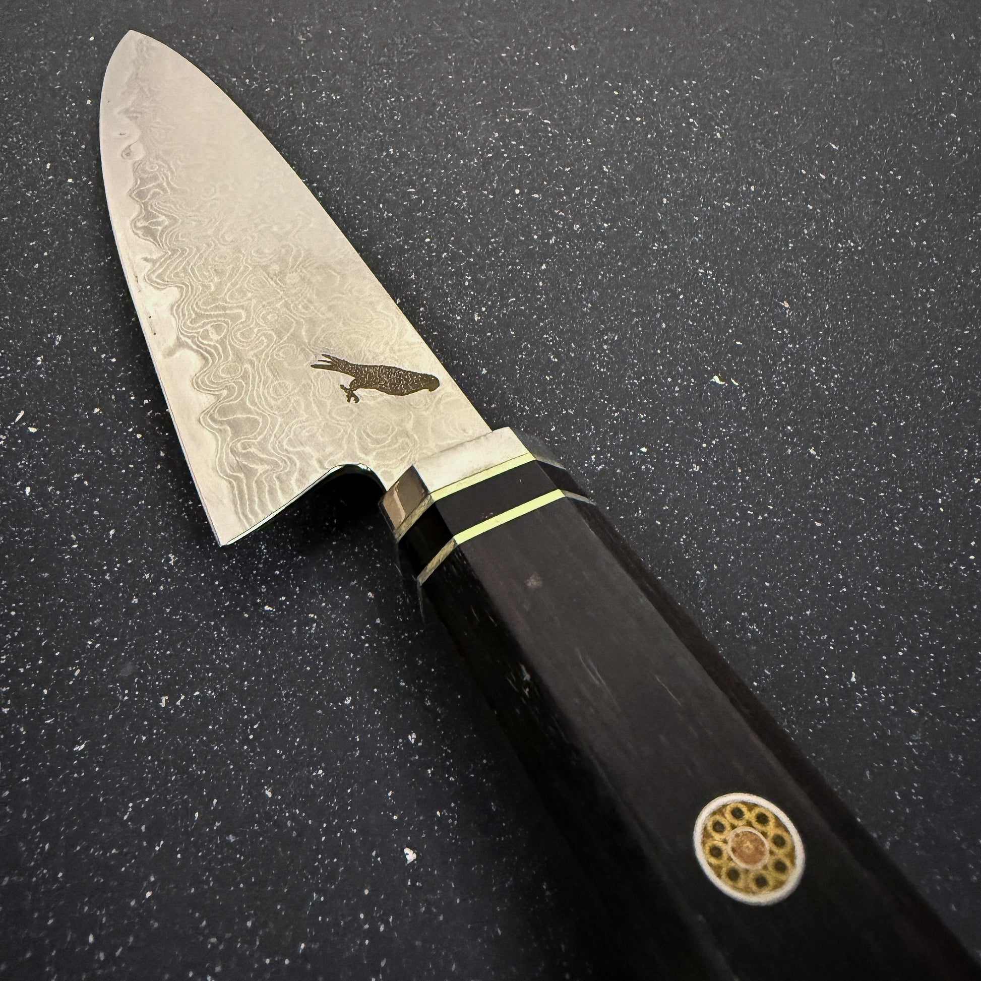 Cuchillo japonés Paring Rauka Iwa con hoja de acero Damasco y mango de ébano, ideal para cortes pequeños y precisos
