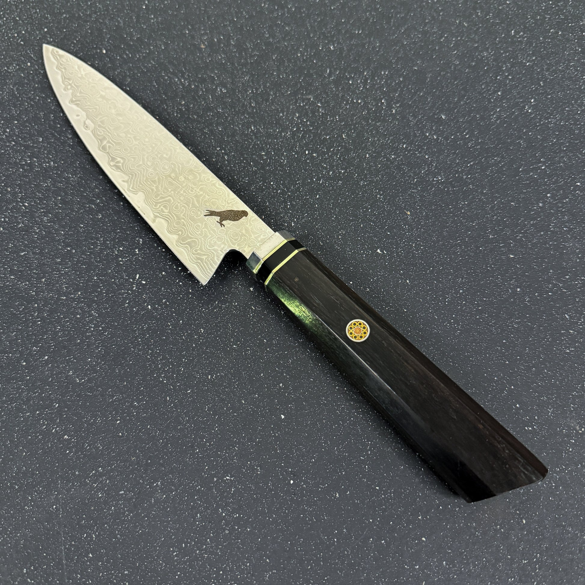 Cuchillo japonés Paring Rauka Iwa con hoja de acero Damasco y mango de ébano, ideal para cortes pequeños y precisos