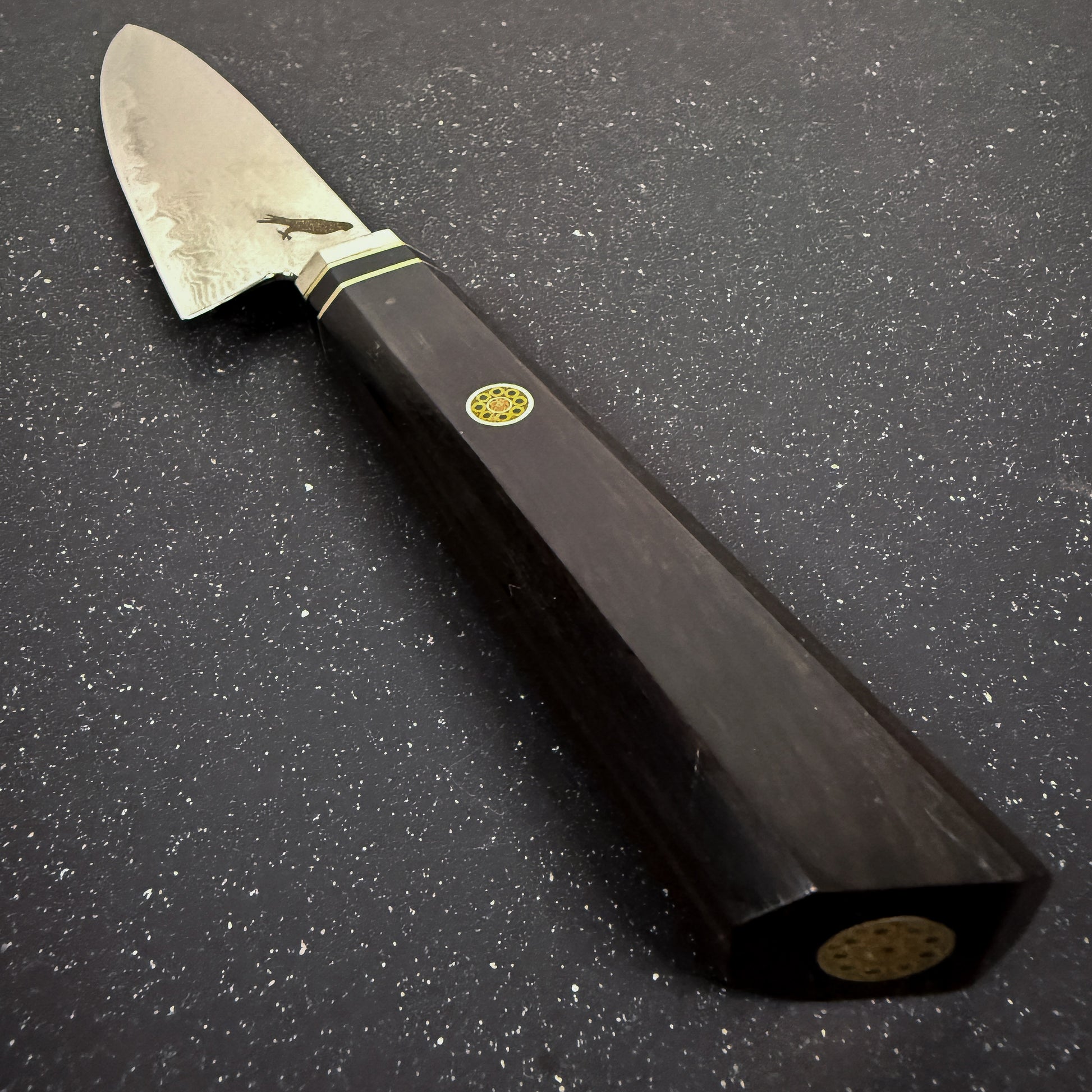 Cuchillo japonés Paring Rauka Iwa con hoja de acero Damasco y mango de ébano, ideal para cortes pequeños y precisos