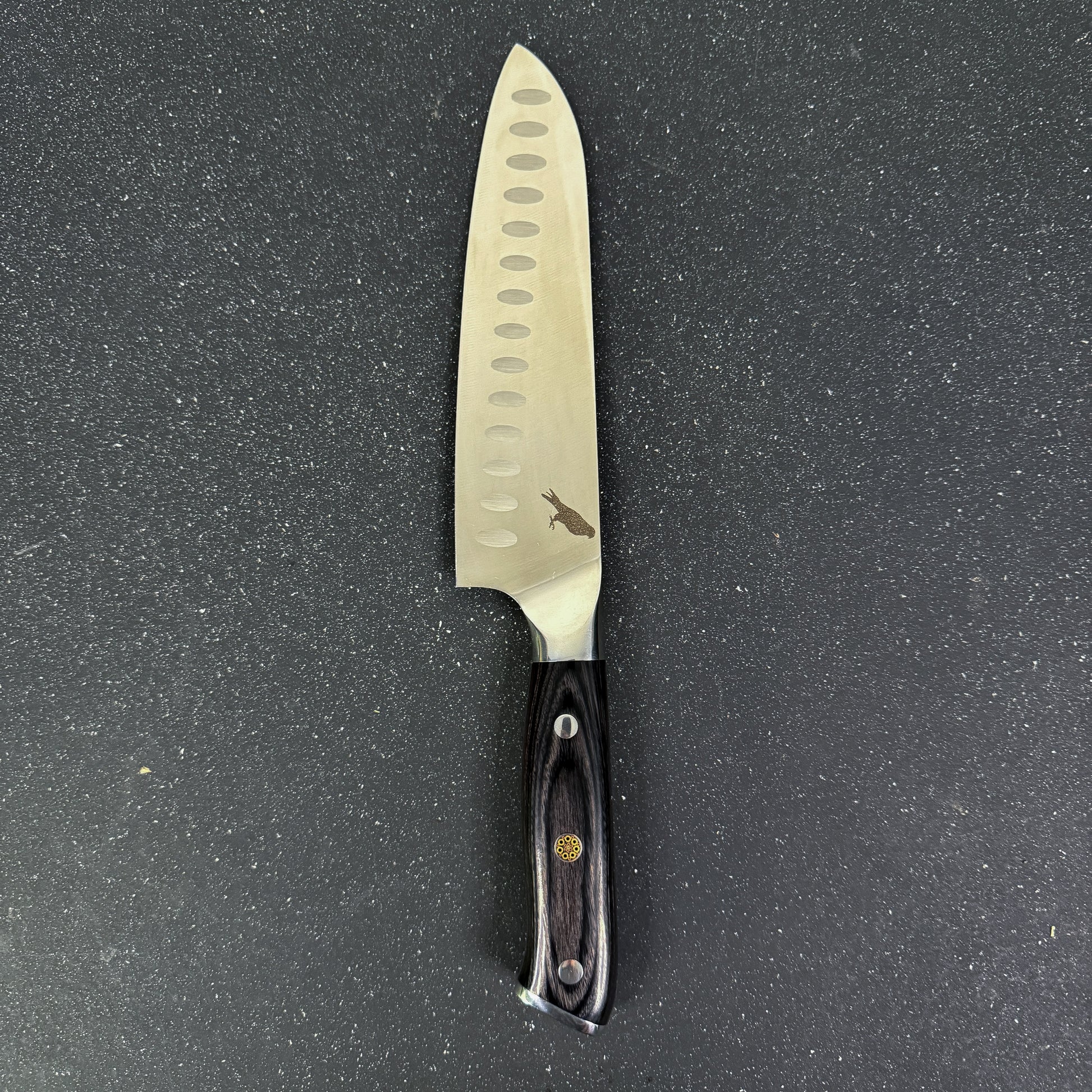 Cuchillo Santoku Rauka Tapaca con hoja de acero alemán y mango de madera Pakka, perfecto para cortes precisos en cocina