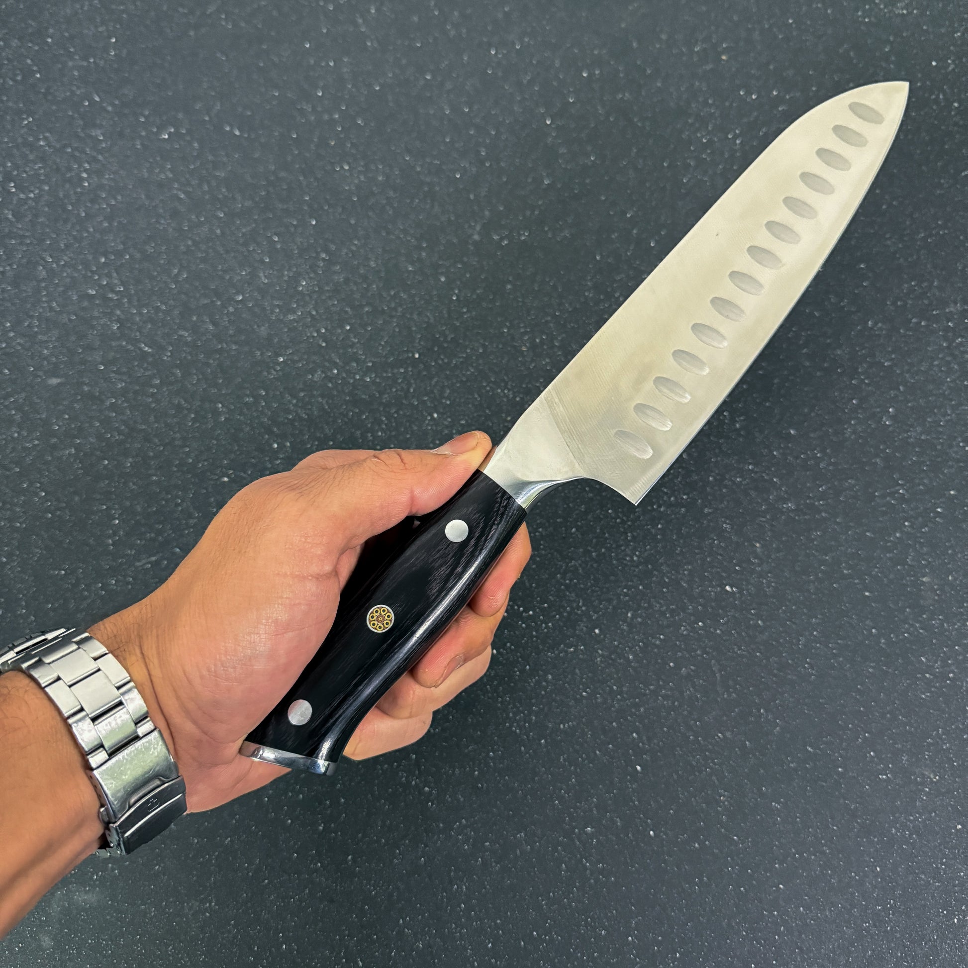 Cuchillo Santoku Rauka Tapaca con hoja de acero alemán y mango de madera Pakka, perfecto para cortes precisos en cocina