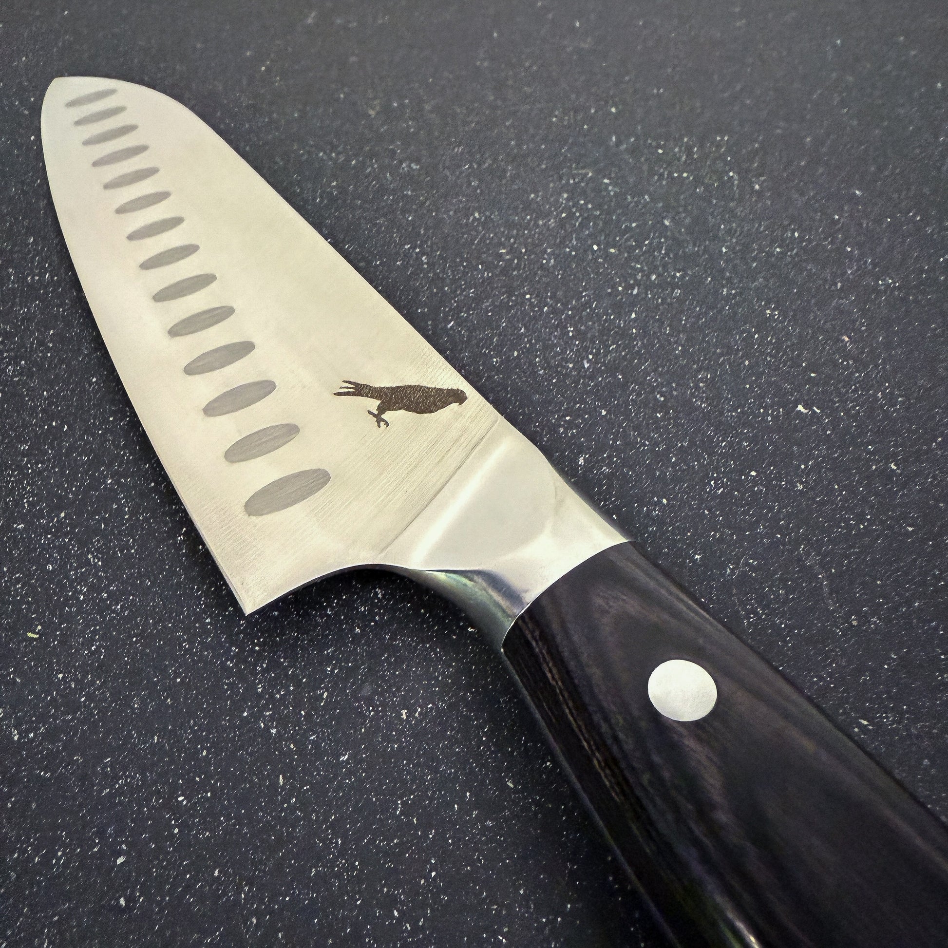 Cuchillo Santoku Rauka Tapaca con hoja de acero alemán y mango de madera Pakka, perfecto para cortes precisos en cocina