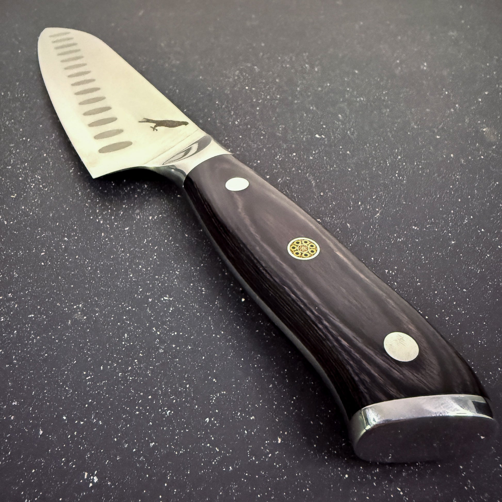 Cuchillo Santoku Rauka Tapaca con hoja de acero alemán y mango de madera Pakka, perfecto para cortes precisos en cocina