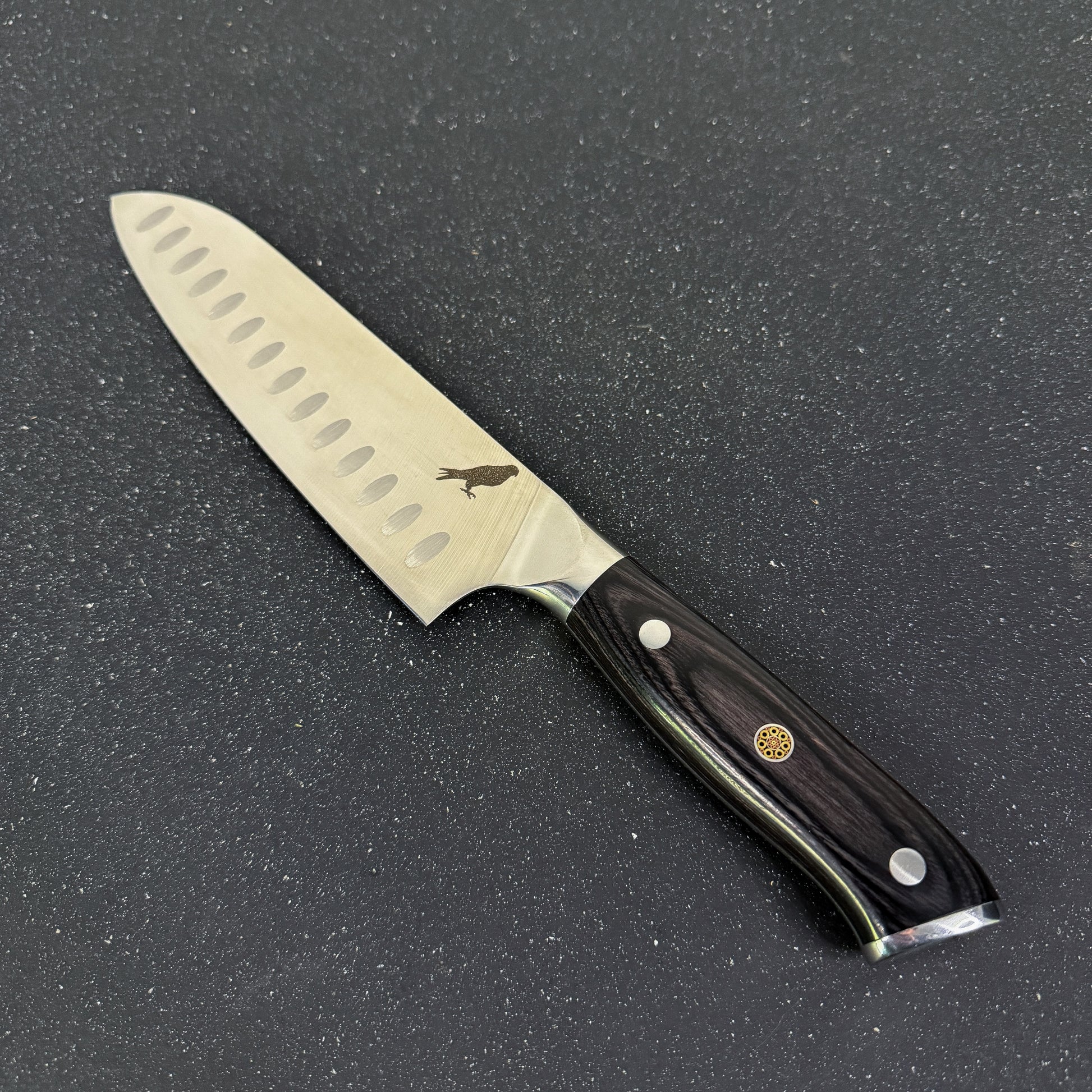 Cuchillo Santoku Rauka Tapaca con hoja de acero alemán y mango de madera Pakka, perfecto para cortes precisos en cocina