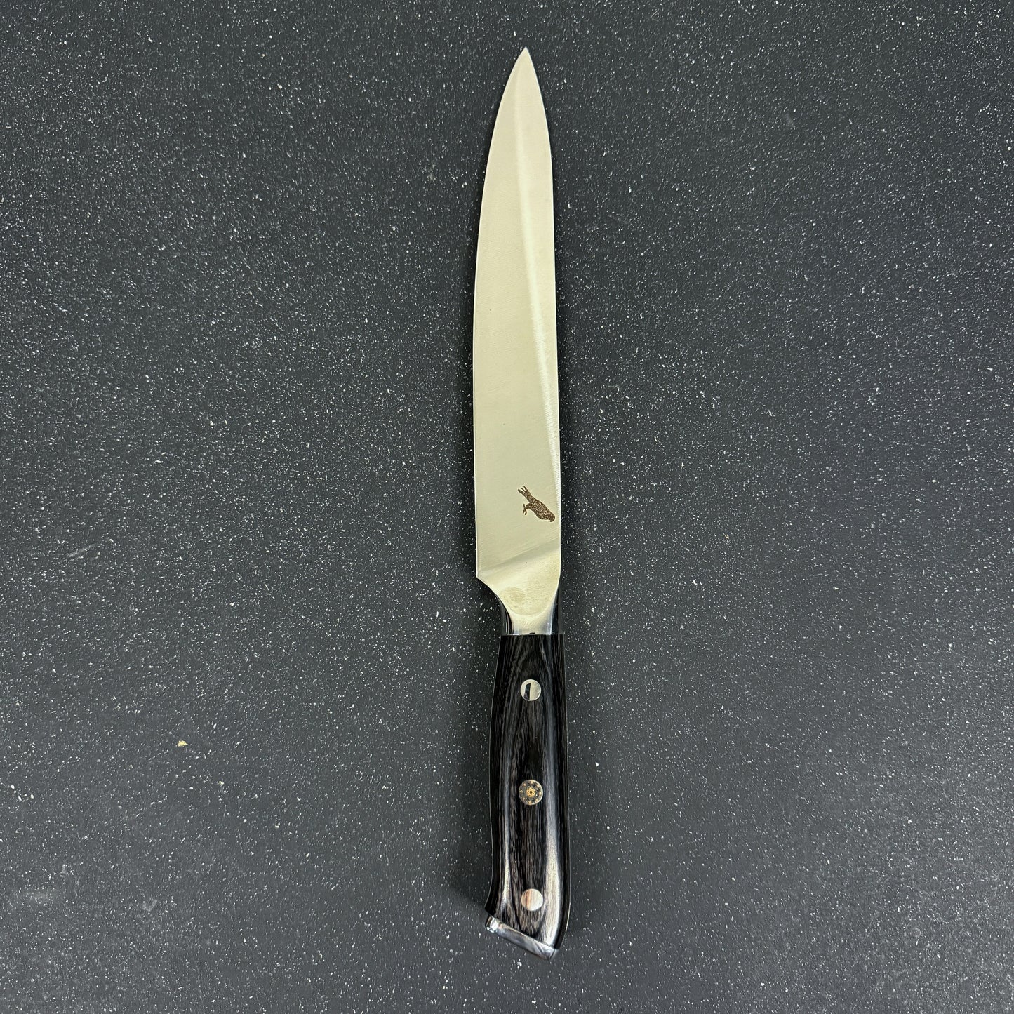 Cuchillo Slicing Rauka Copahue con hoja de acero alemán y mango de madera Pakka, ideal para cortes finos de carne