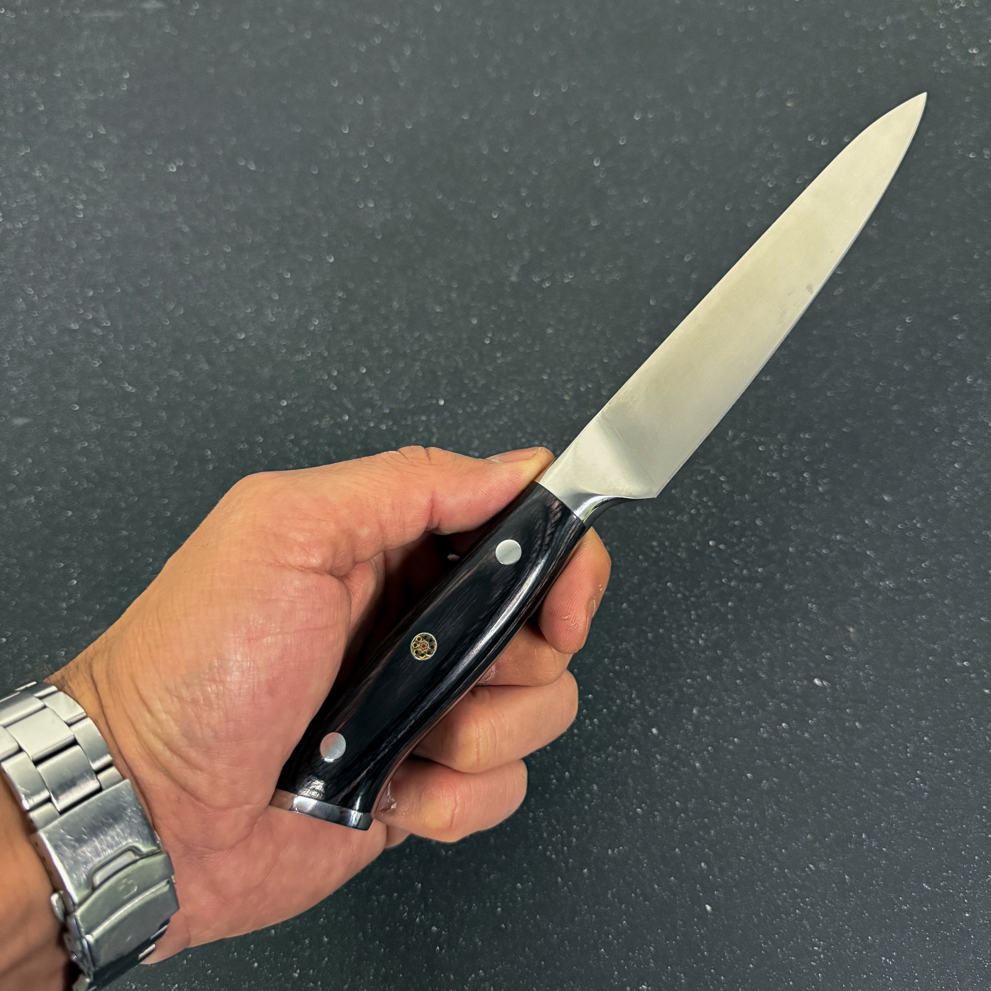 Cuchillo Utility Rauka Lanín con hoja de acero alemán y mango de madera Pakka, ideal para cortes versátiles en cocina