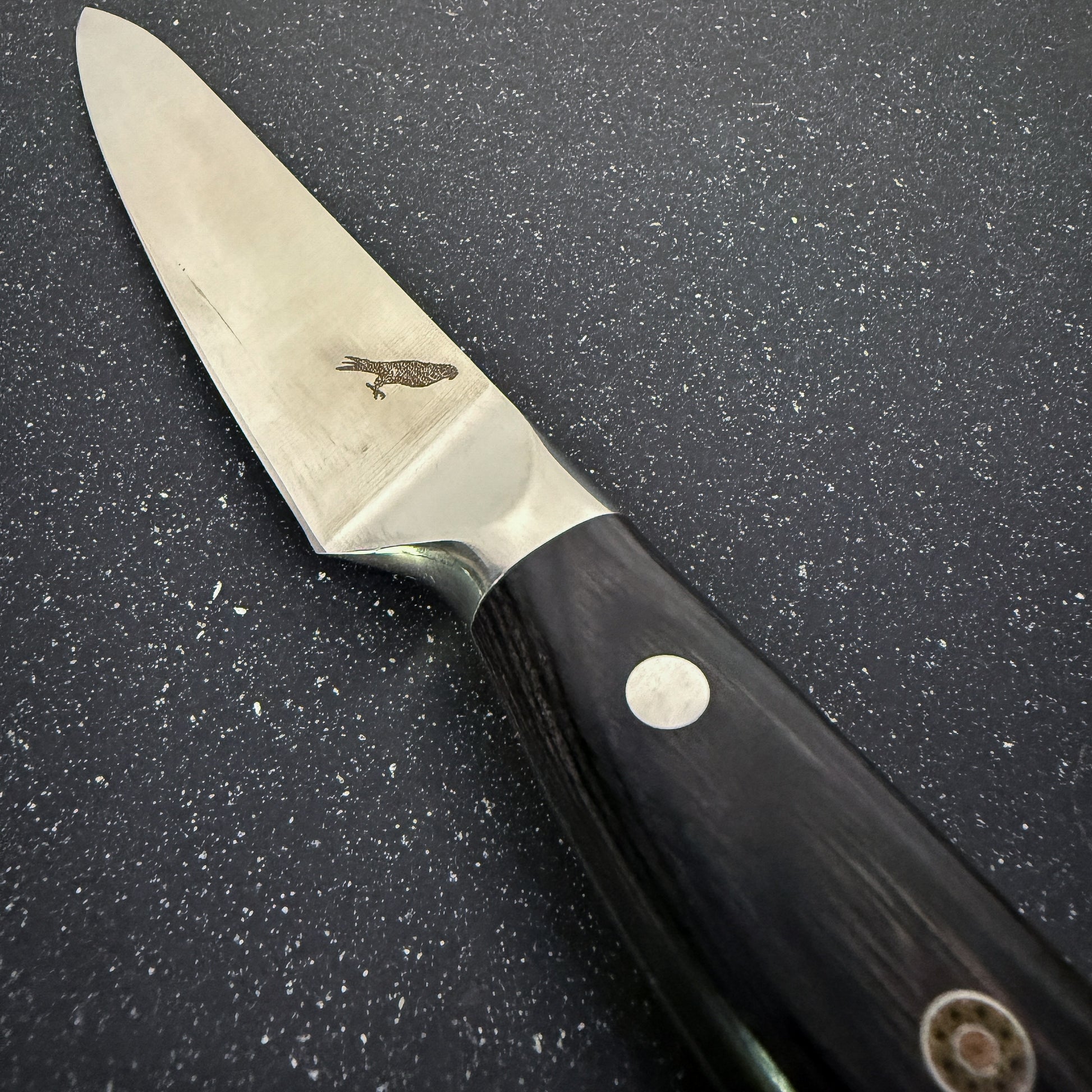 Cuchillo Utility Rauka Lanín con hoja de acero alemán y mango de madera Pakka, ideal para cortes versátiles en cocina