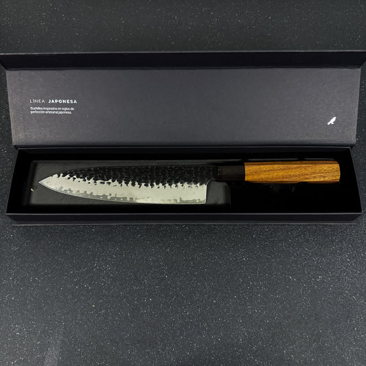 Vista lateral de cuchillo japonés de cocina chef de acero damasco 3 capas 35,5 cm Toshiro Rauka