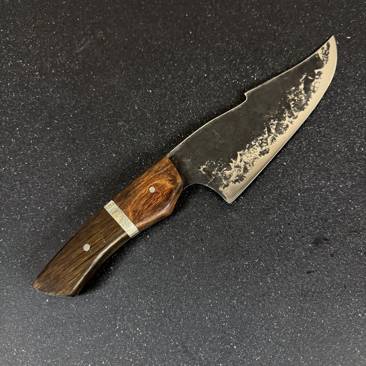 Detalle del mango de cuchillo parrillero forjado 33 cm Concón Rauka