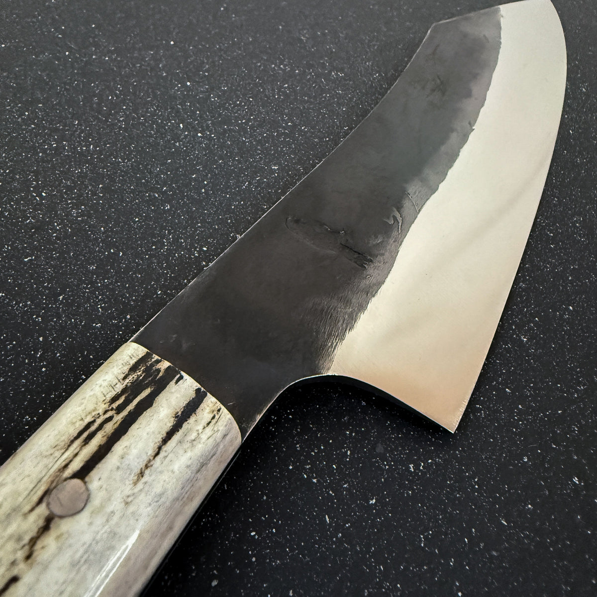 Detalle del mango de cuchillo santoku forjado 32 cm Carpintero Rauka