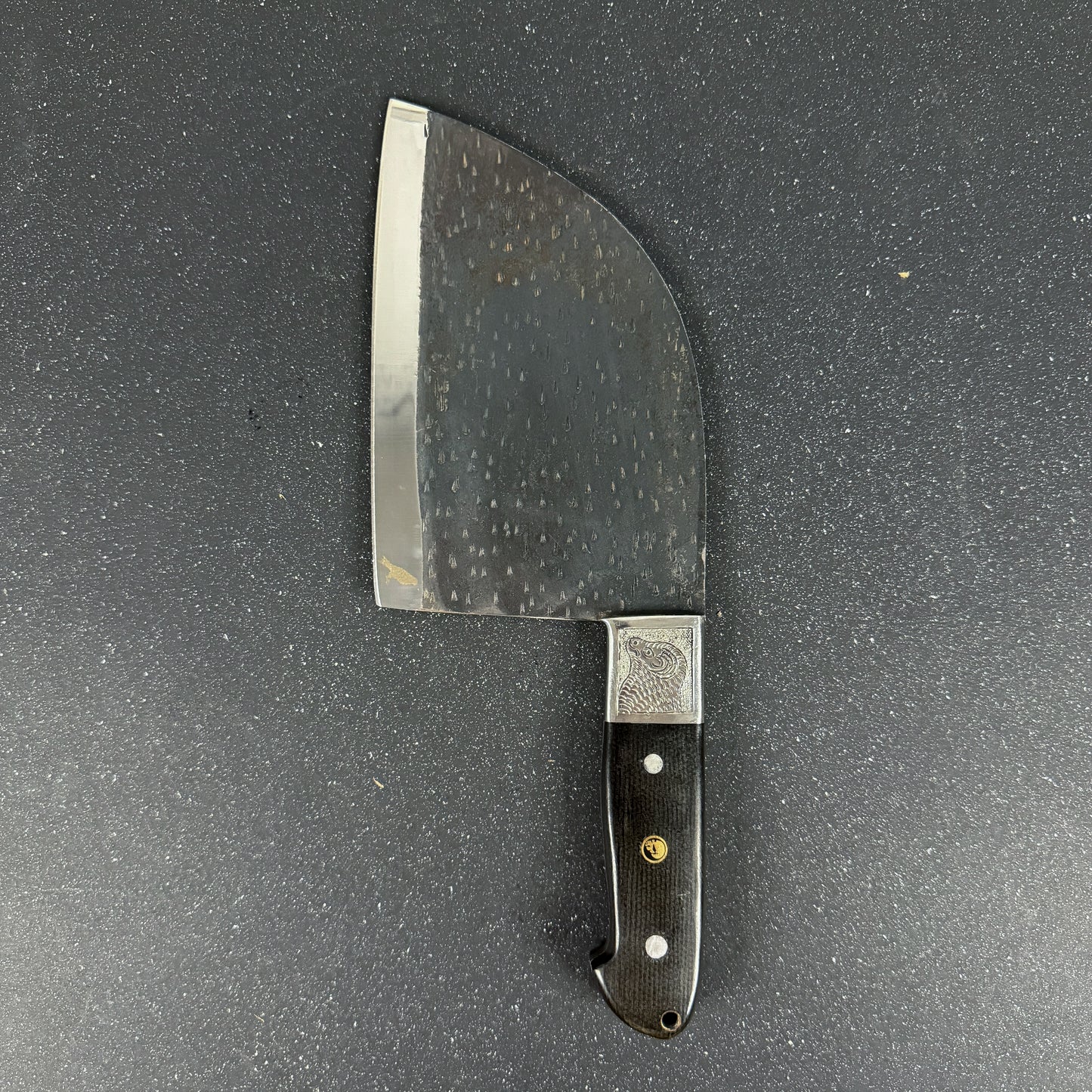 Cuchillo artesanal Alerce de Rauka acompañado de funda de cuero, pieza única para chefs y amantes de la cocina.