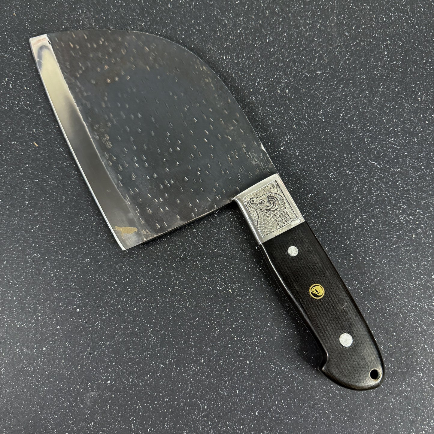 Empuñadura del cuchillo Rauka Alerce, construcción full tang con mango de micarta resistente, vista de cerca.