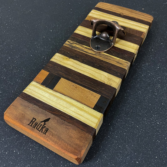 Vista lateral de destapador de botellas de pared ensamblado Rauka