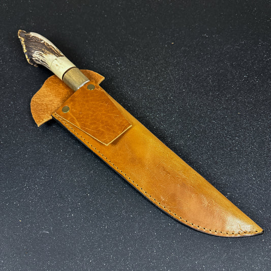 Funda de cuero para cuchillo parrillero artesanal Ciprés Rauka incluida con el producto.