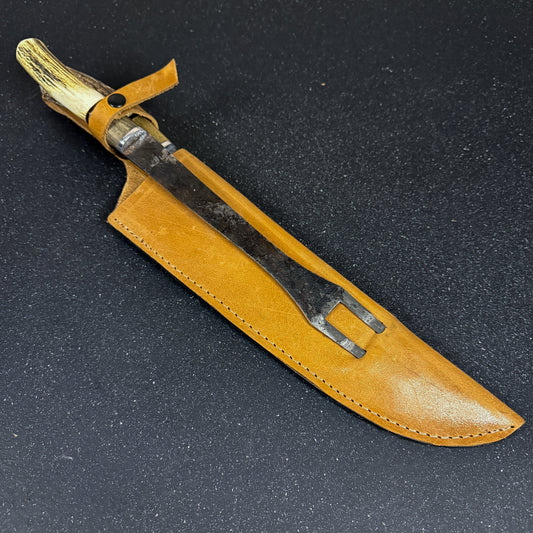 Funda de cuero incluida para set parrillero artesanal Ciprés Rauka con cuchillo y pincho.