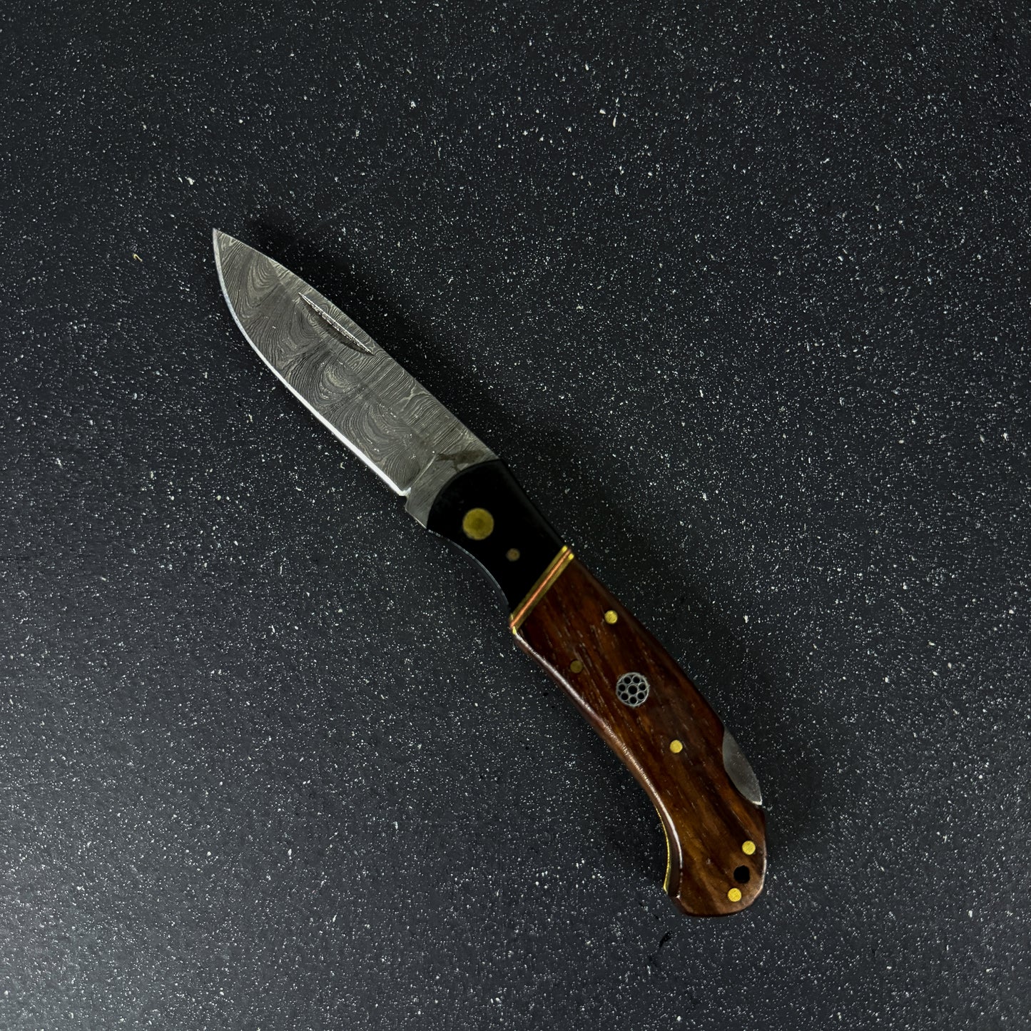 Navaja Damasco Rauka Puelo ideal para aventuras outdoor y uso diario.