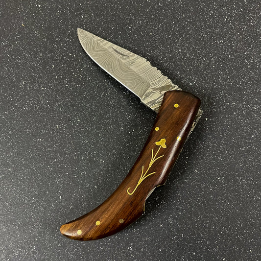 Navaja de bolsillo Petrohué forjada a mano con acero 1095/15N20 y mango de Palo de Rosa.