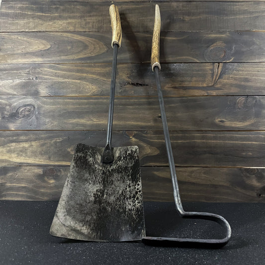 pala y atizador con astas de ciervo para mover el fuego en la parrilla