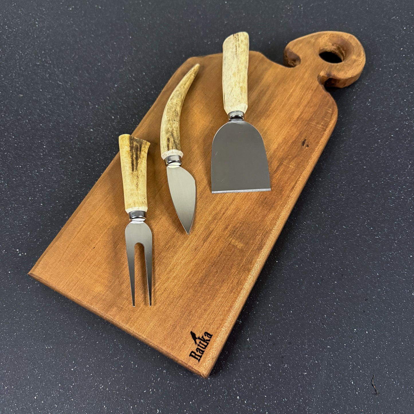Set exclusivo de charcutería Rauka ideal para compartir con familia y amigos