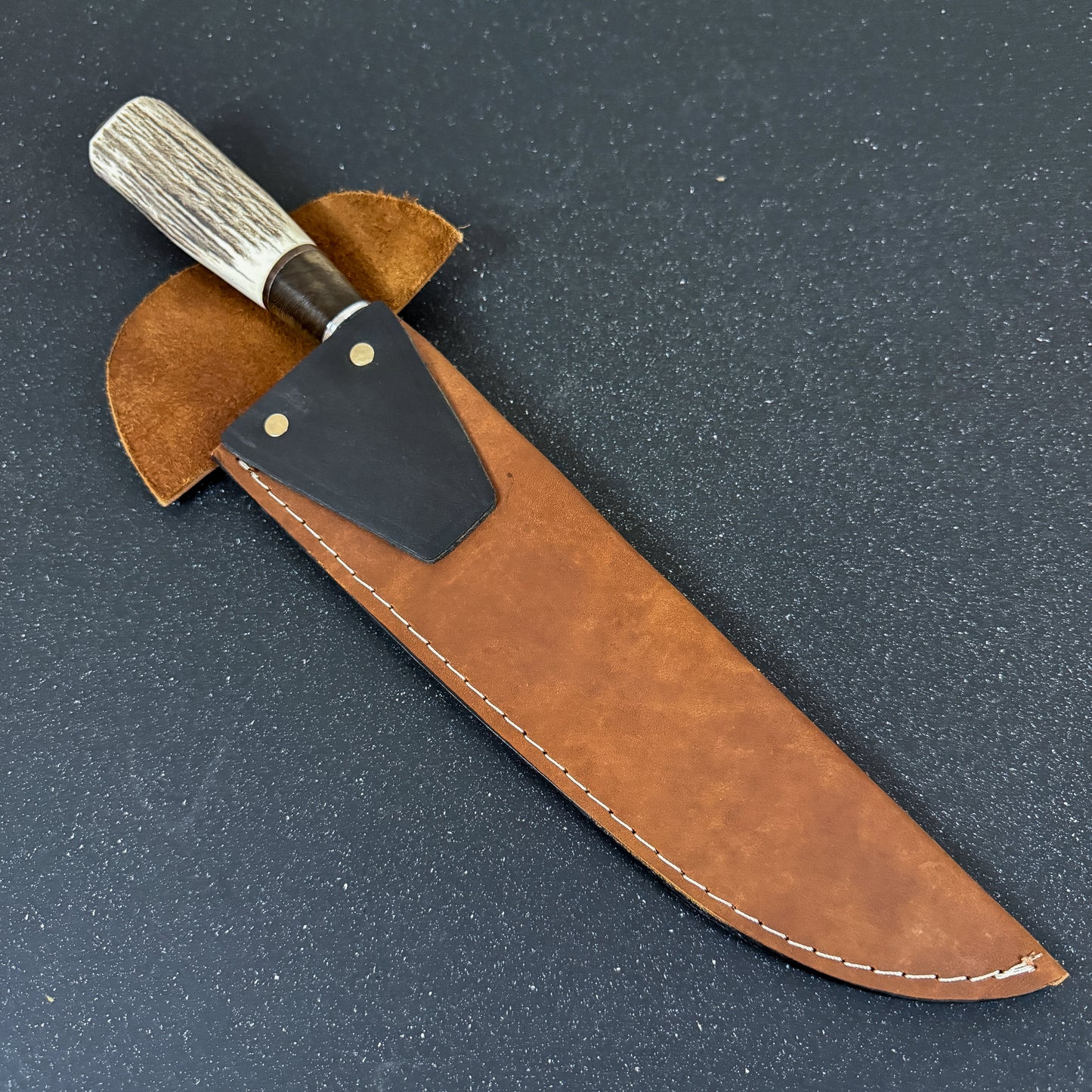 Cuchillo de parrilla artesanal hecho con astas de ciervo. Cuchillo premium de alta calidad
