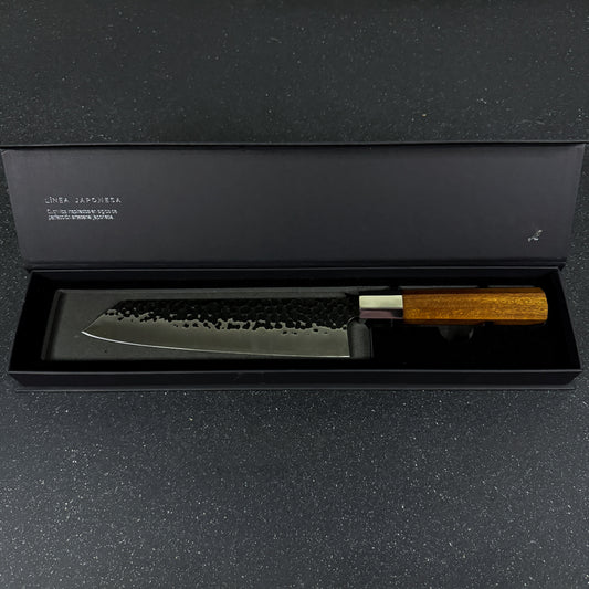 Vista en uso del Cuchillo Kiritsuke de Cocina de Acero Inoxidable 35cm "Fuji"