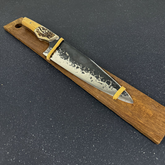 Vista lateral del Cuchillo Parrillero Forjado 37cm "Tucúquere"