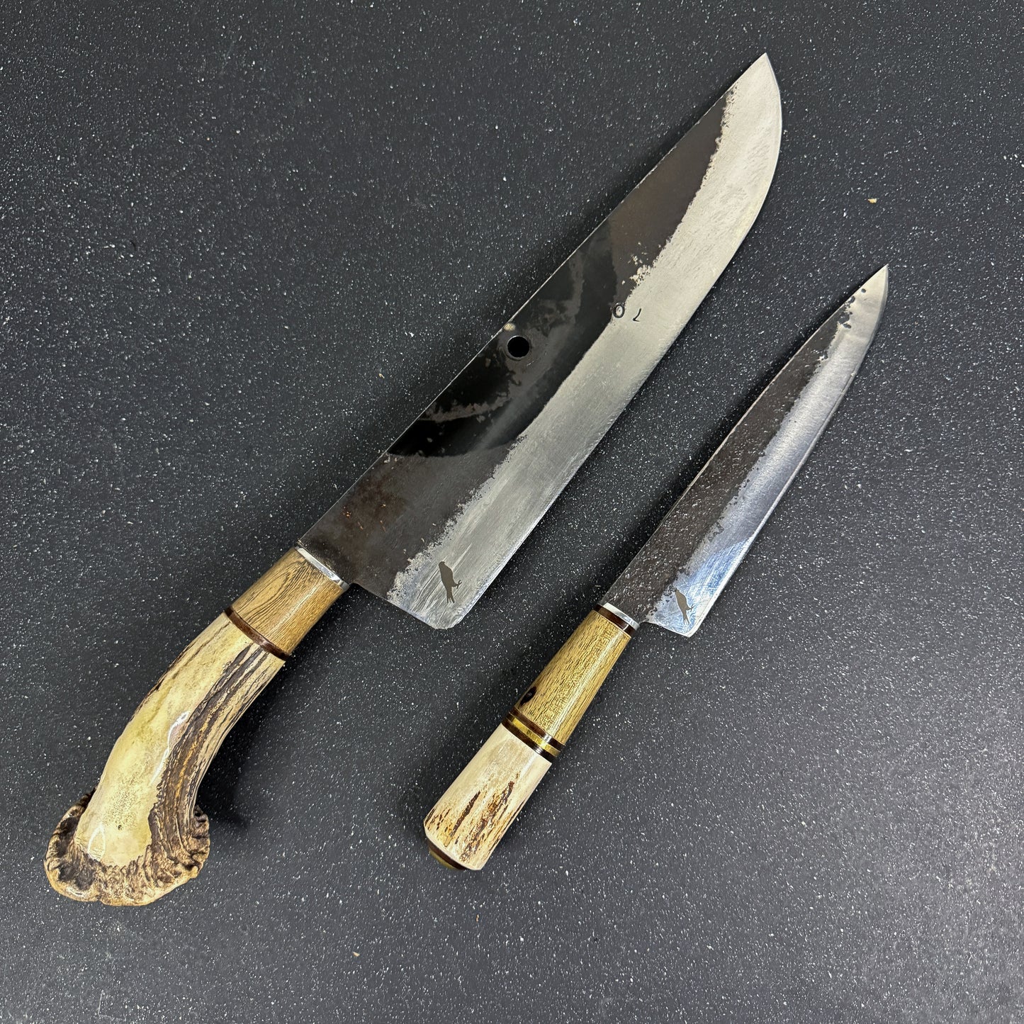 Pack 2 Cuchillos Parrilleros Acero Al Carbono "Ciprés" 44cm y "Jilguero" 28cm