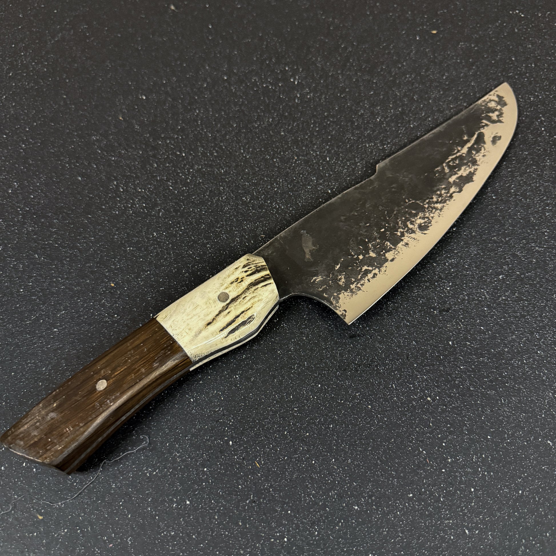 Detalle del mango del Cuchillo Parrillero Forjado 34cm "Concón"