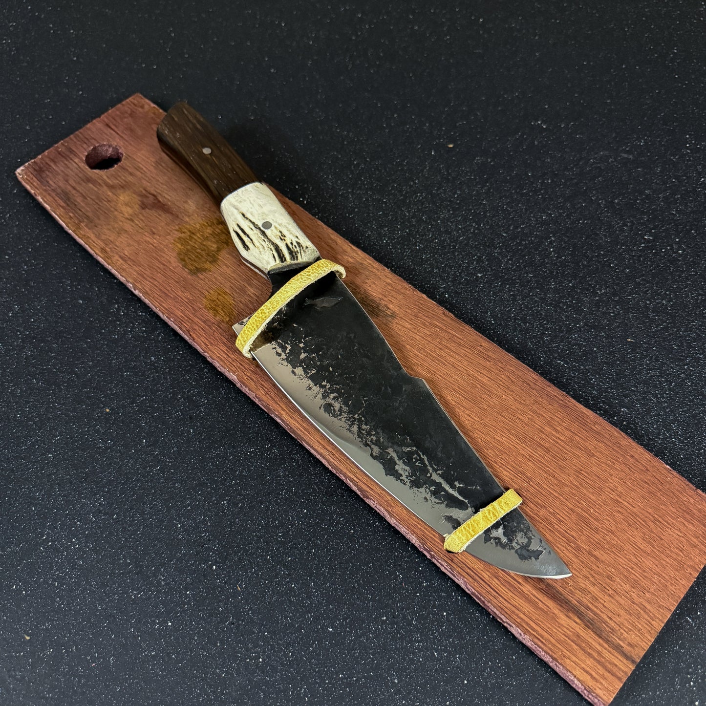 Vista lateral del Cuchillo Parrillero Forjado 34cm "Concón"