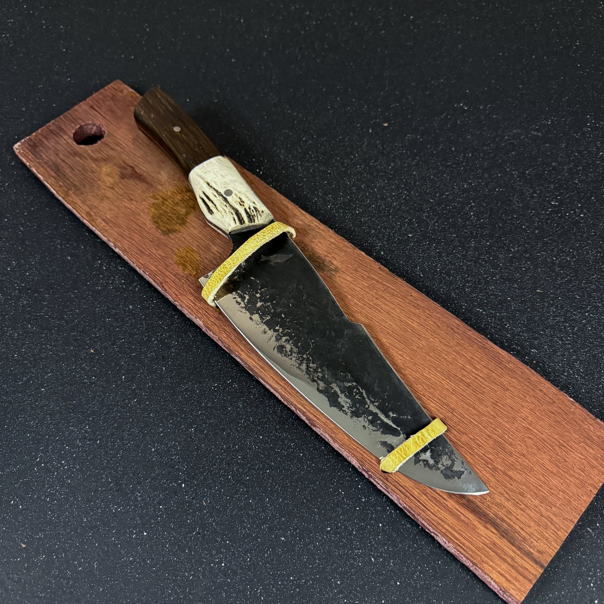 Vista lateral del Cuchillo Parrillero Forjado 34cm "Concón"