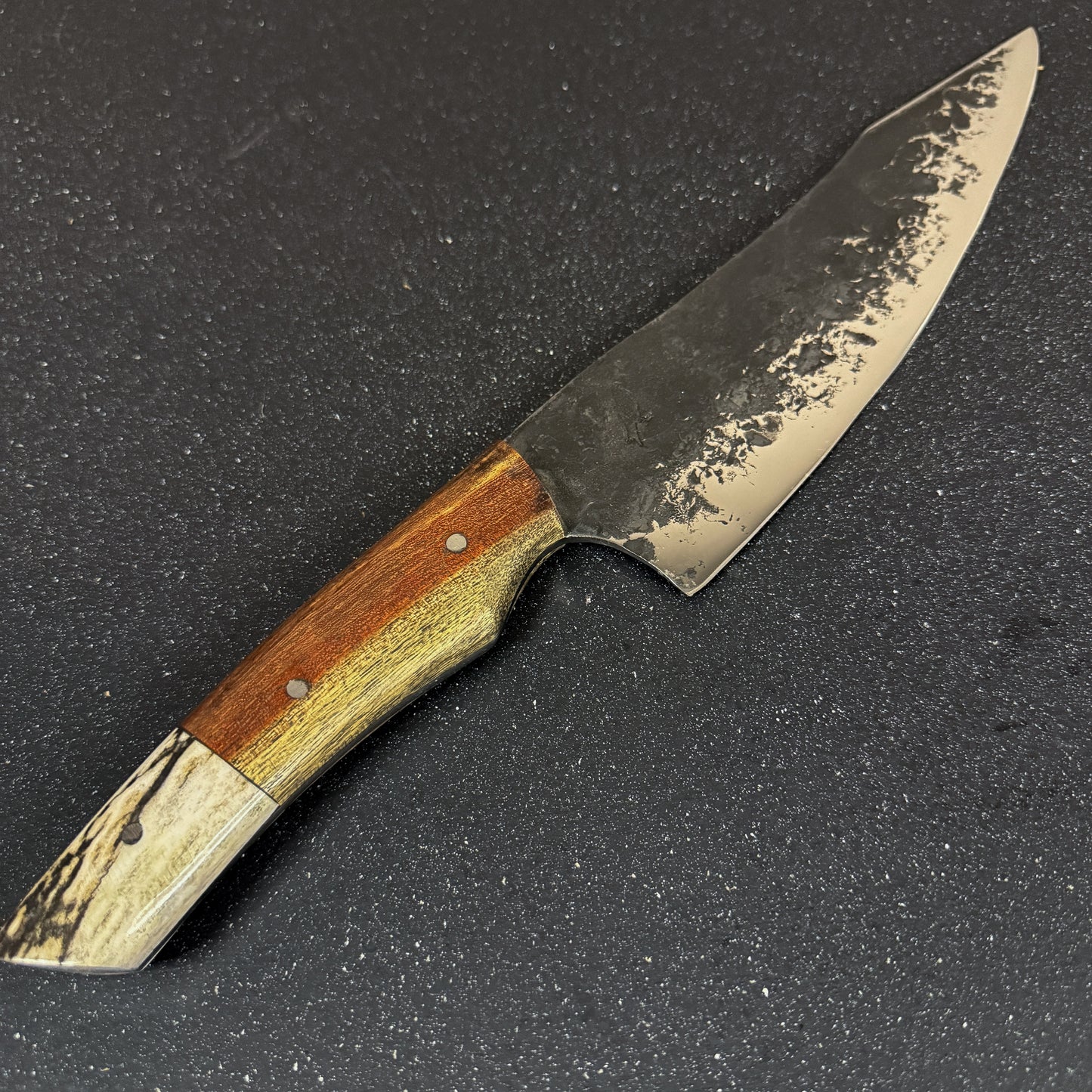 Detalle del mango del Cuchillo Parrillero Artesanal 38cm "Tucúquere" + Funda