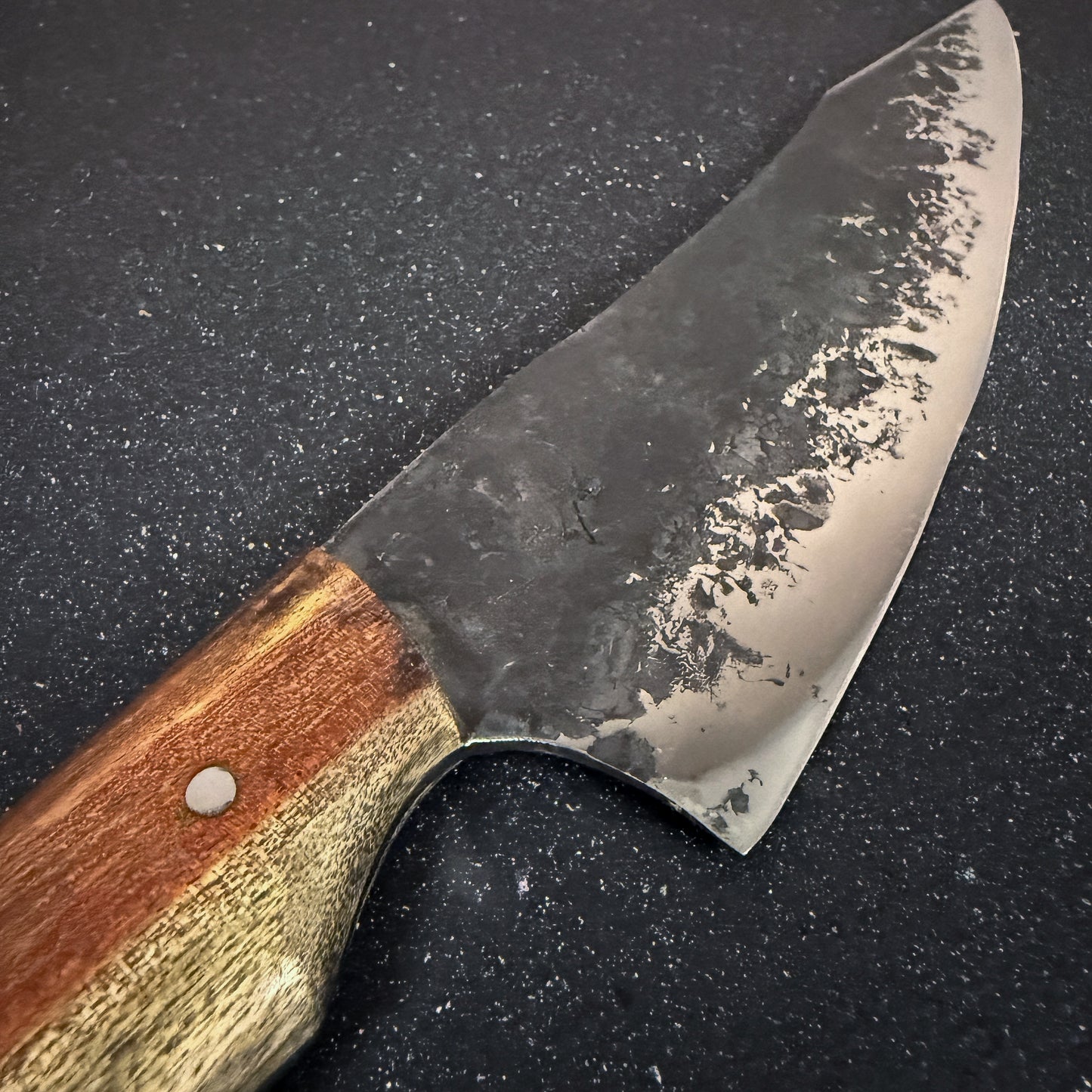Detalle del filo del Cuchillo Parrillero Artesanal 38cm "Tucúquere" + Funda