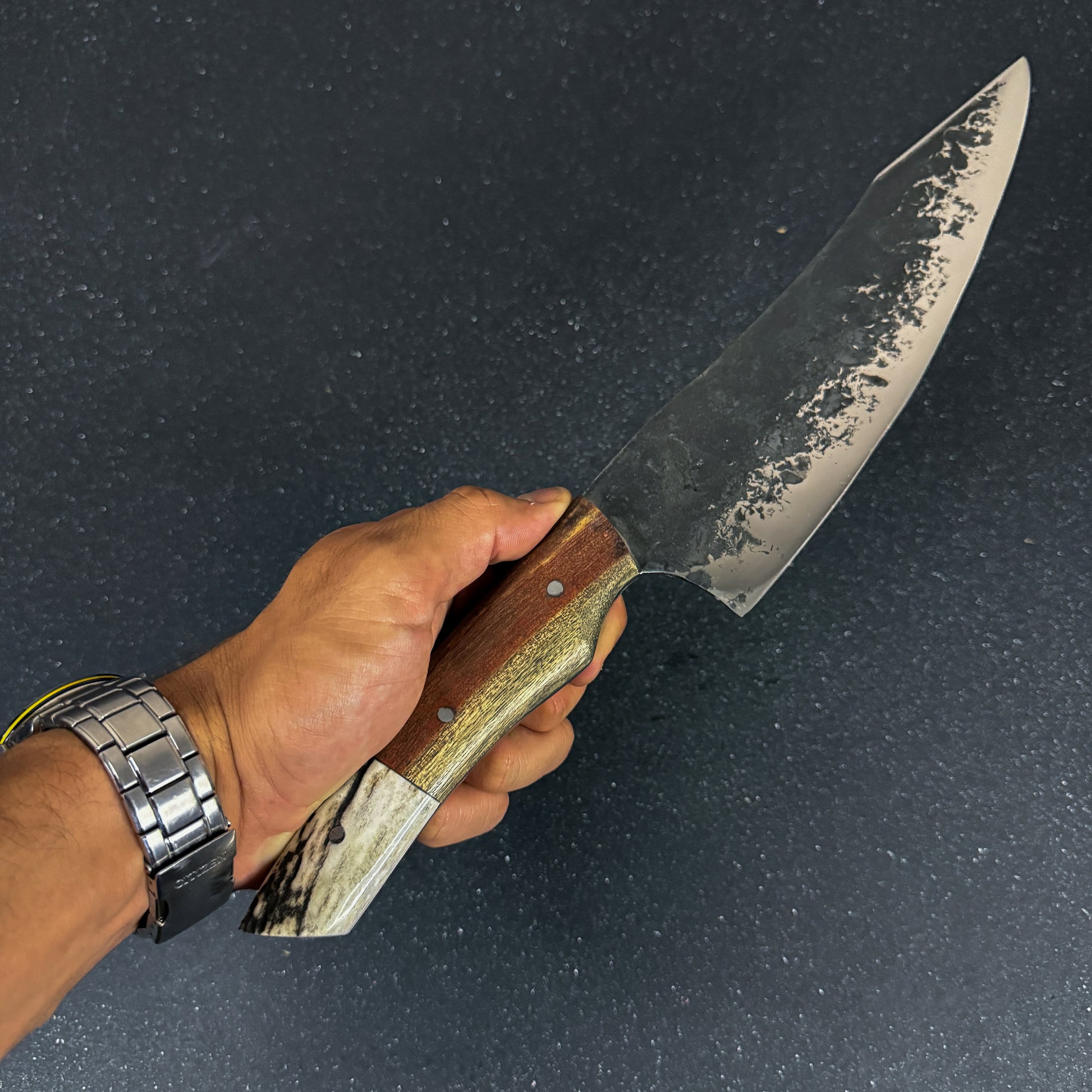 Vista de detalle del Cuchillo Parrillero Artesanal 38cm "Tucúquere" + Funda