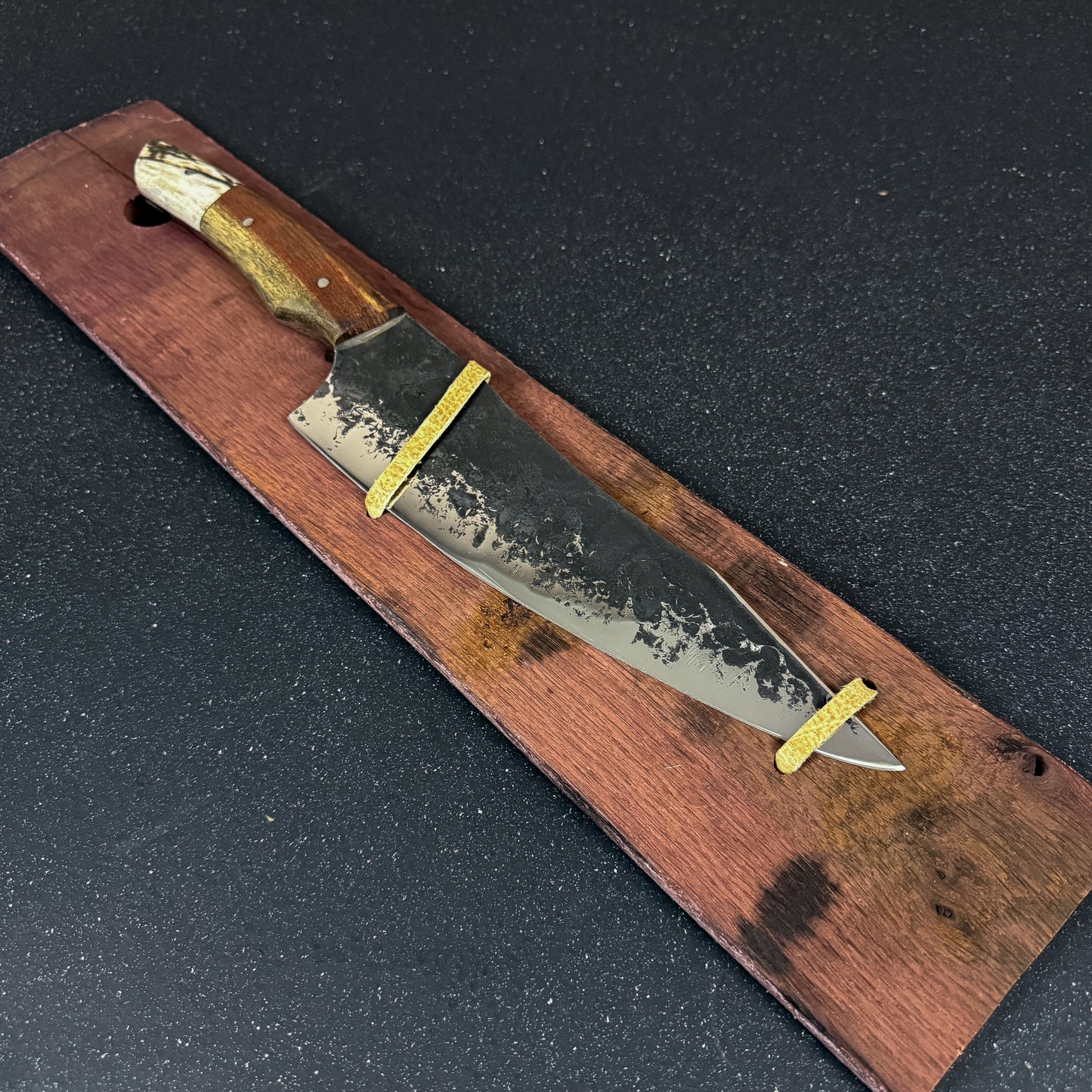 Vista lateral del Cuchillo Parrillero Artesanal 38cm "Tucúquere" + Funda