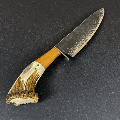 Detalle del mango del Cuchillo Parrillero Artesanal 43cm "Tucúquere" + Funda