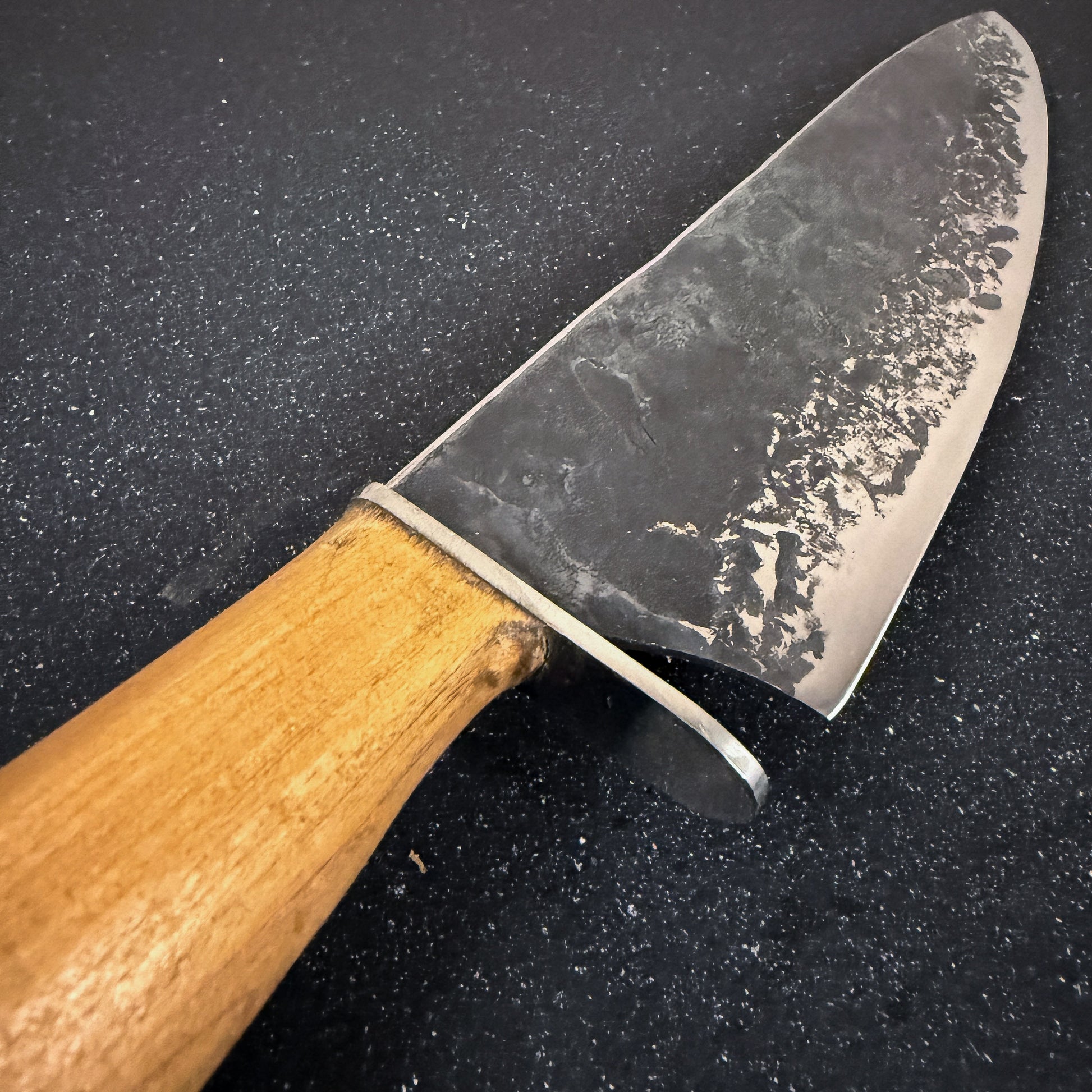 Detalle del filo del Cuchillo Parrillero Artesanal 43cm "Tucúquere" + Funda