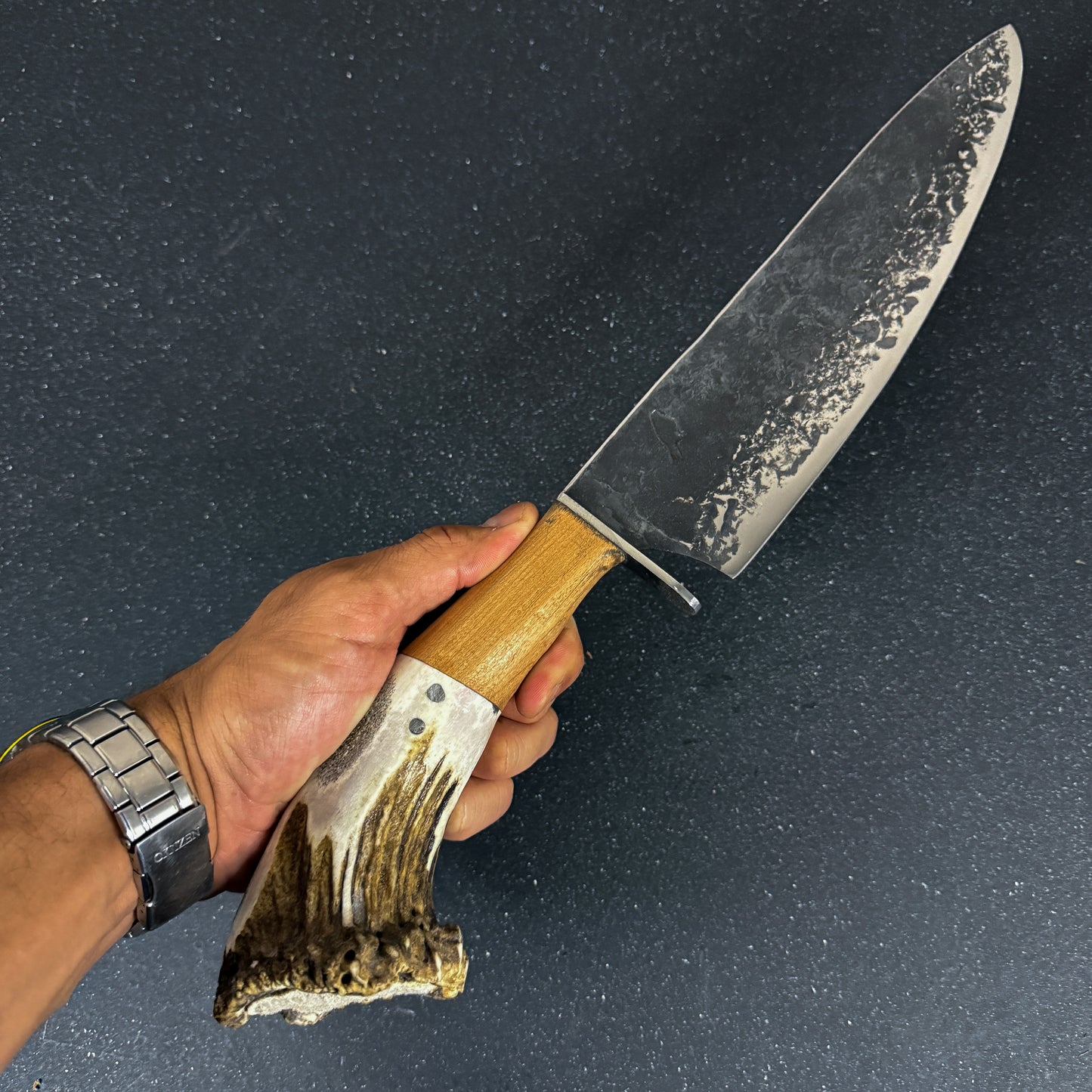 Vista de detalle del Cuchillo Parrillero Artesanal 43cm "Tucúquere" + Funda