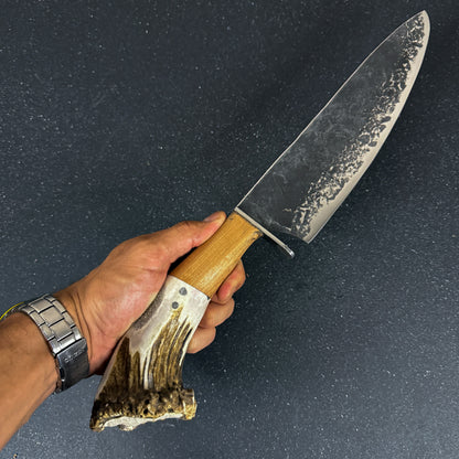 Vista de detalle del Cuchillo Parrillero Artesanal 43cm "Tucúquere" + Funda
