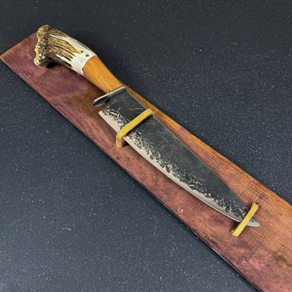 Vista lateral del Cuchillo Parrillero Artesanal 43cm "Tucúquere" + Funda
