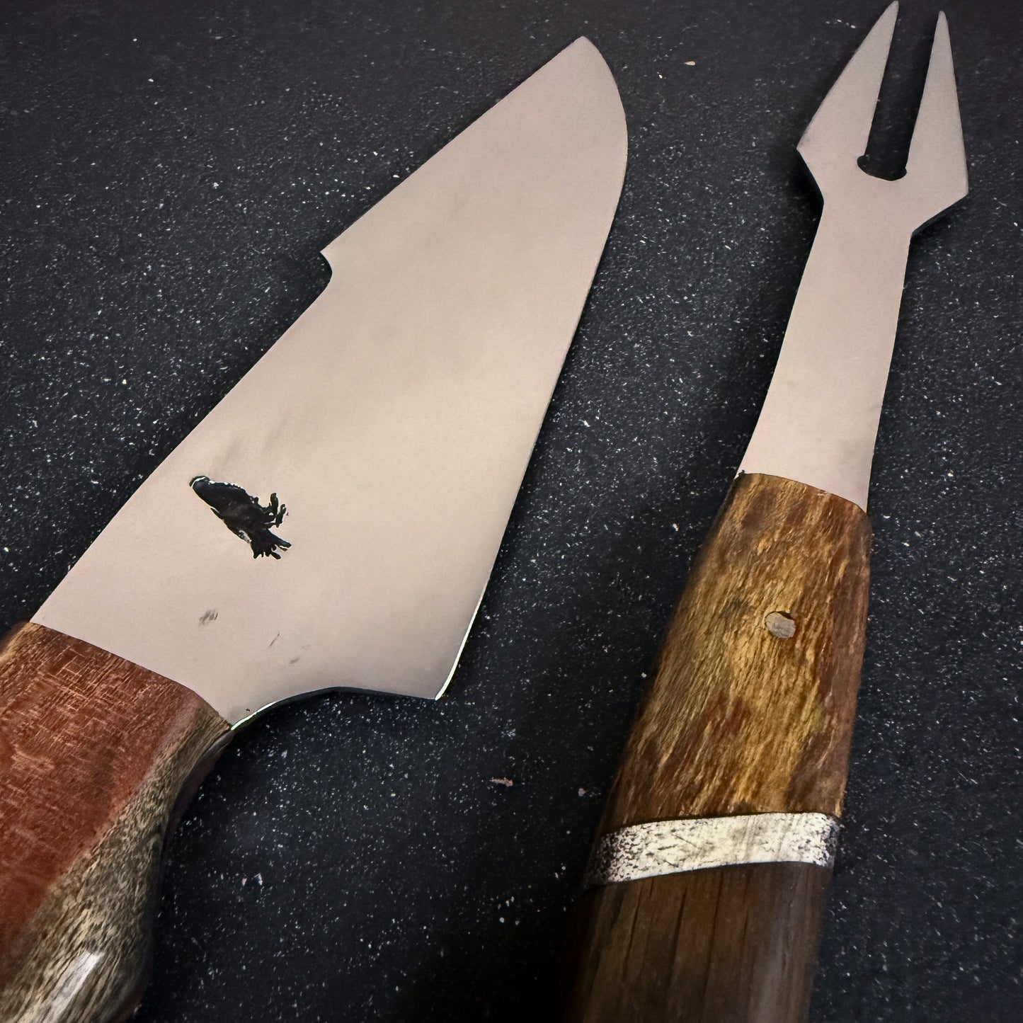 Vista superior del Conjunto Parrillero "Tucúquere" - Cuchillo 36cm + Pincho