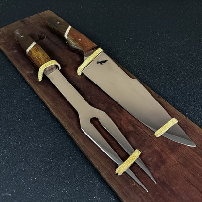 Vista lateral del Conjunto Parrillero "Tucúquere" - Cuchillo 36cm + Pincho