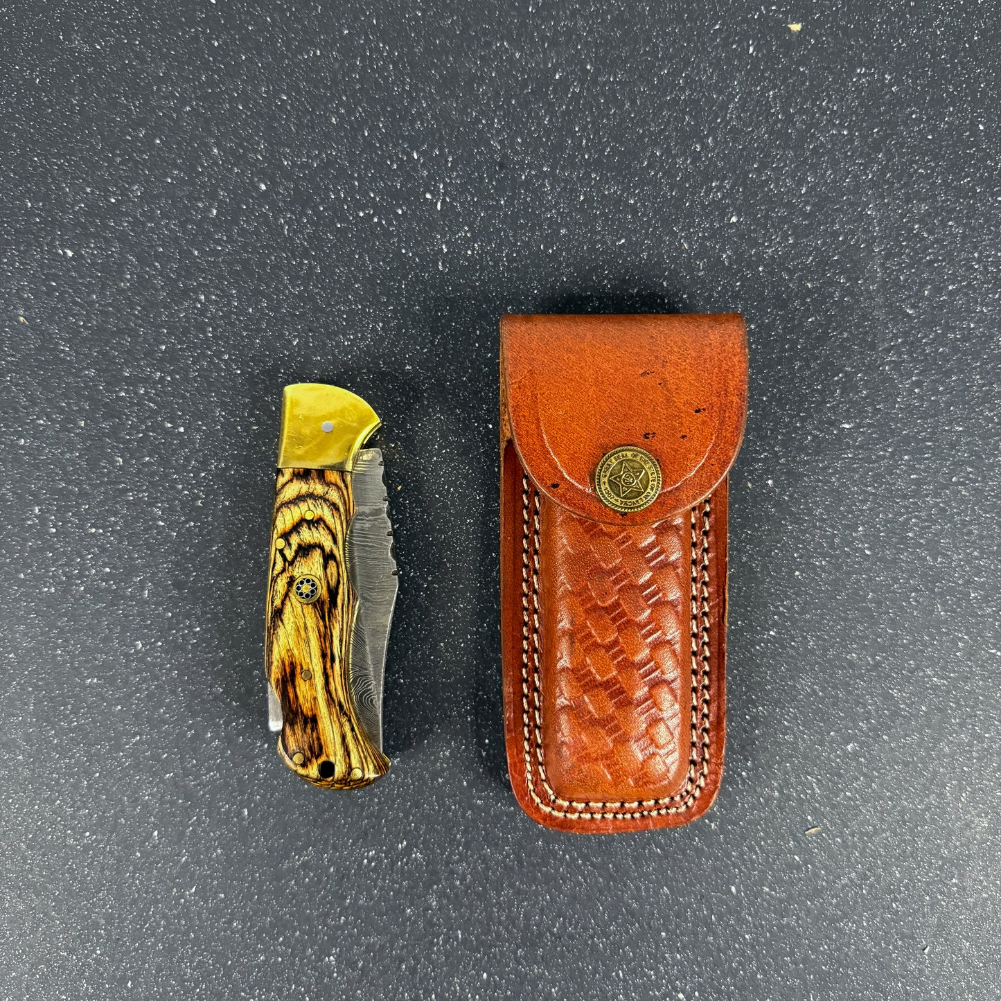 Navaja deportiva de acero damasco artesanal fabricada a mano. 