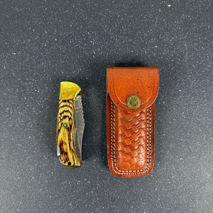 Navaja deportiva de acero damasco artesanal fabricada a mano. 