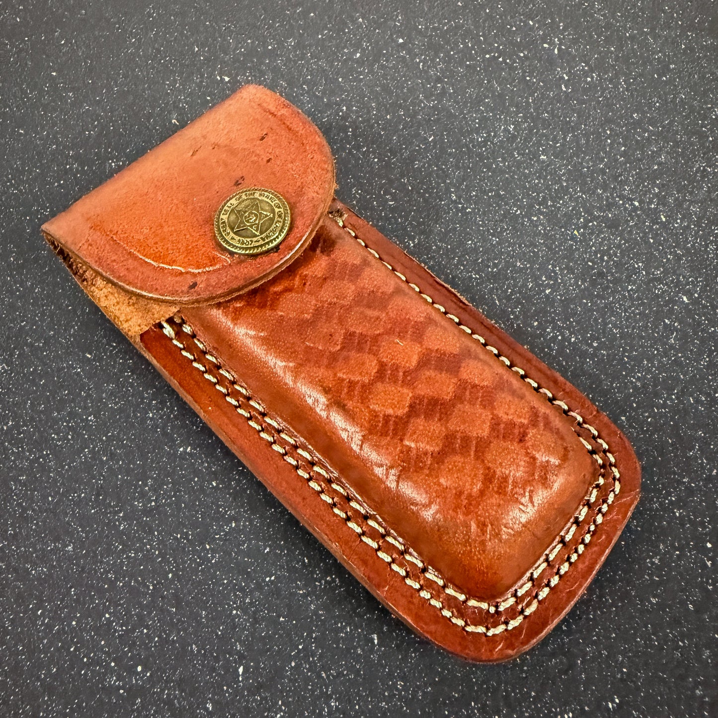 Navaja deportiva de acero damasco artesanal fabricada a mano. 