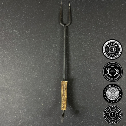 Pincho artesanal modelo Pehuenche con empuñadura de asta de ciervo rojo